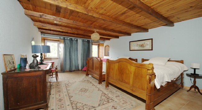 grande chambre chardon bleu n°3 2 lits en 1m20 avec bois ancien, 2 fenêtres donnant sur le jardin du Prieuré du Luc avec doublee vitrage chambre chardon bleu n°3 prieure du luc